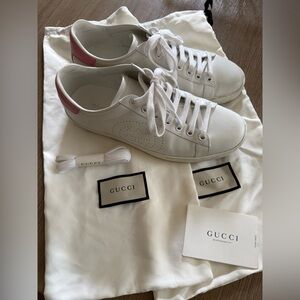 Gucci Ace Interlocking G sneakers
White and pink